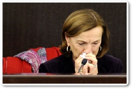 La ministra italiana Elsa Fornero llora al anunciar los recortes